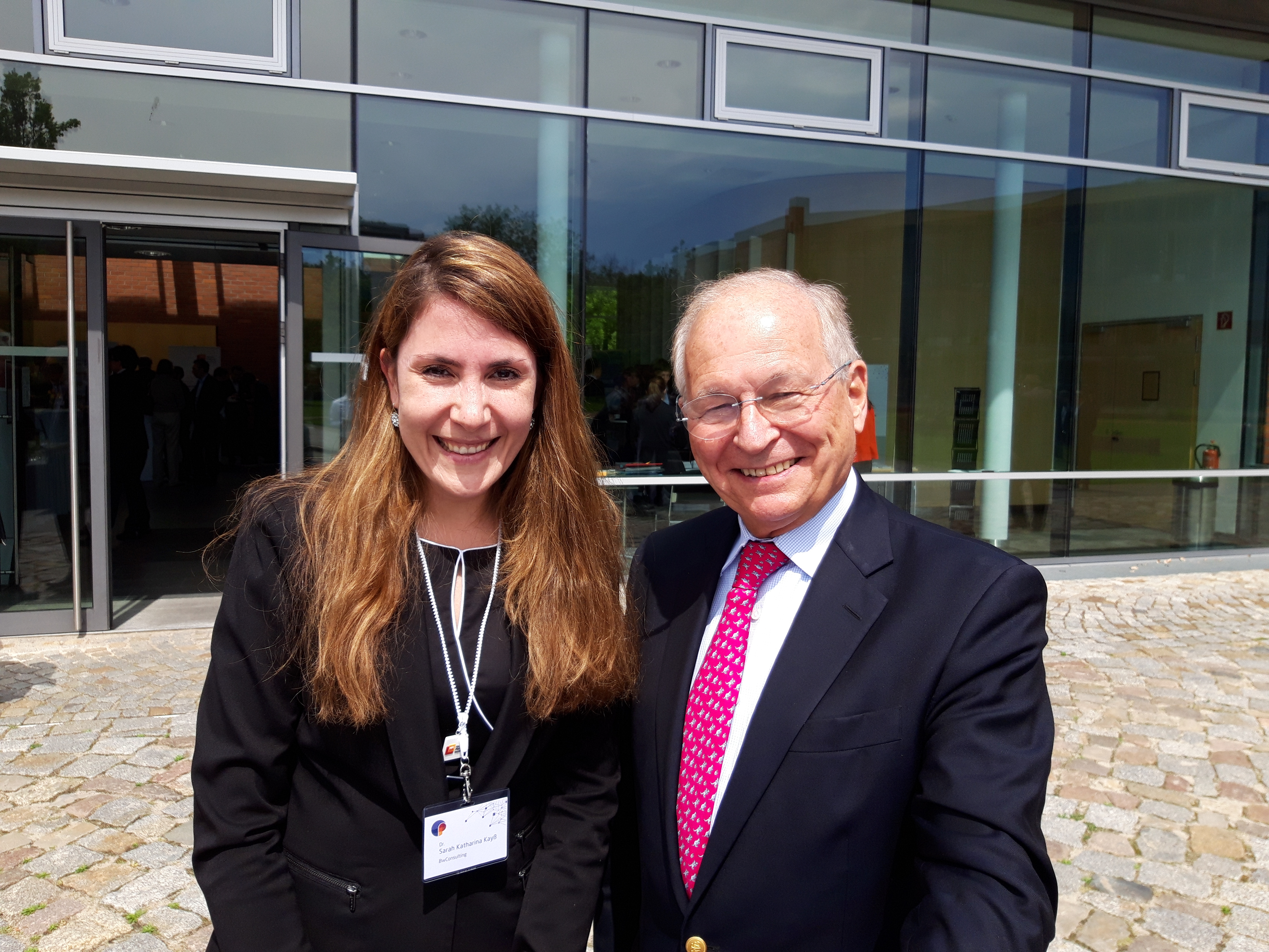 Die Konferenz war von vielen Experten besucht: Unsere Kollegin Dr. Sarah Kayß gemeinsam mit Wolfgang Ischinger