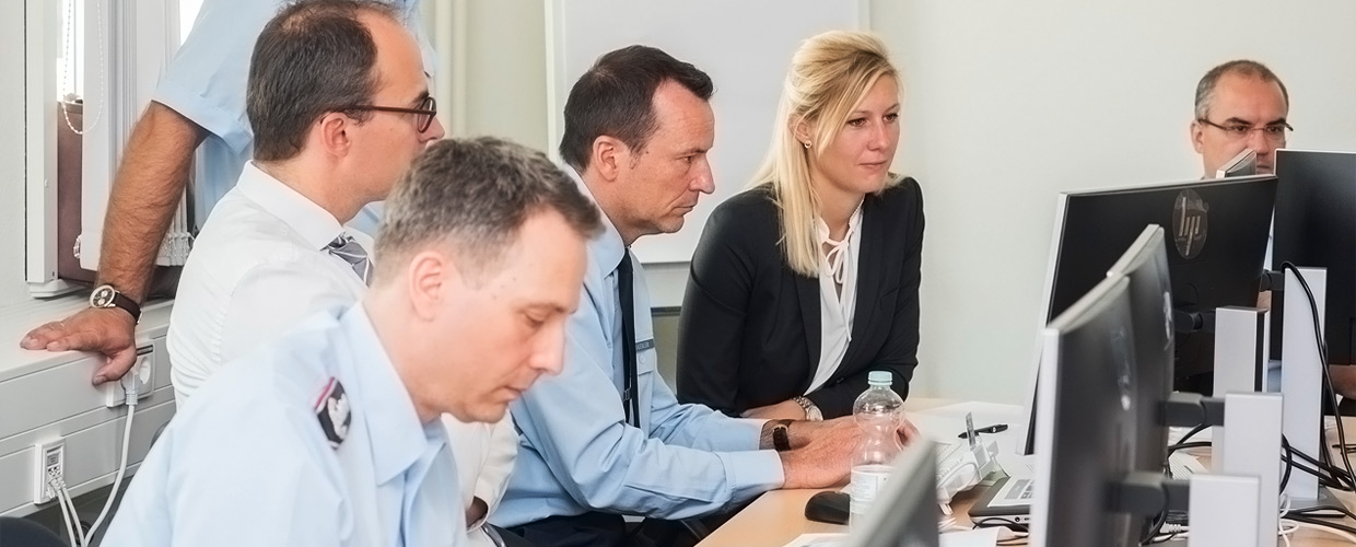 Mehrere Personen sitzen vor Computern