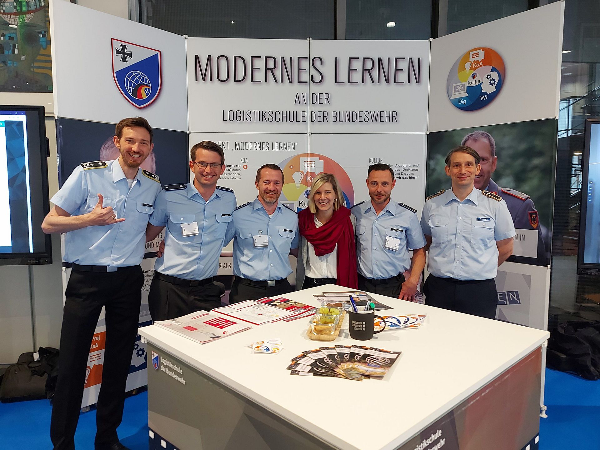 Estella auf einem Messe-Infostand der Bundeswehr-Logistikschule auf einer Veranstaltung an der Helmut-Schmidt-Universität/ Universität der Bundeswehr Hamburgmit fünf Soldaten