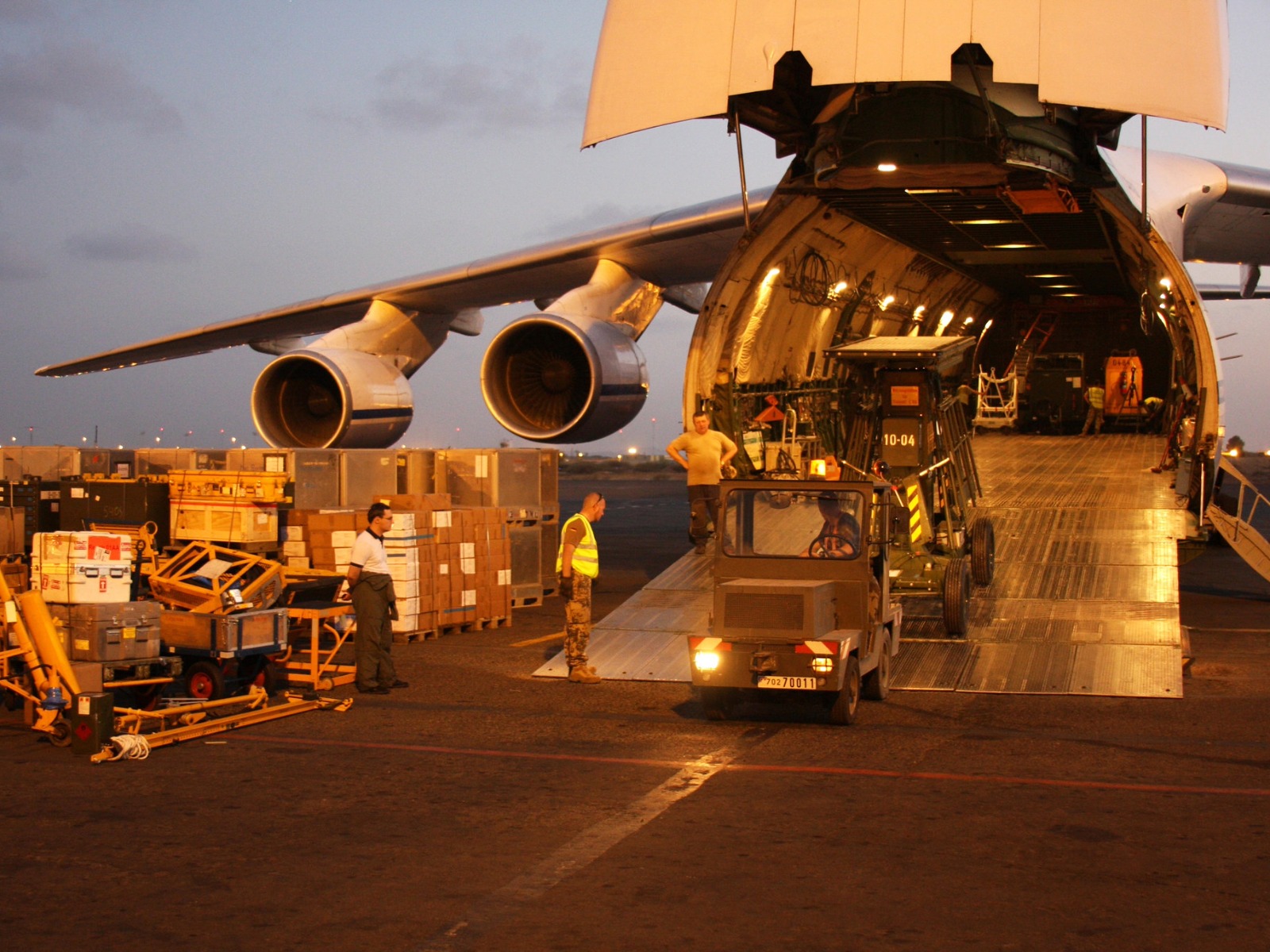 Symbolbild Logistik: Entladen eines Frachtflugzeugs